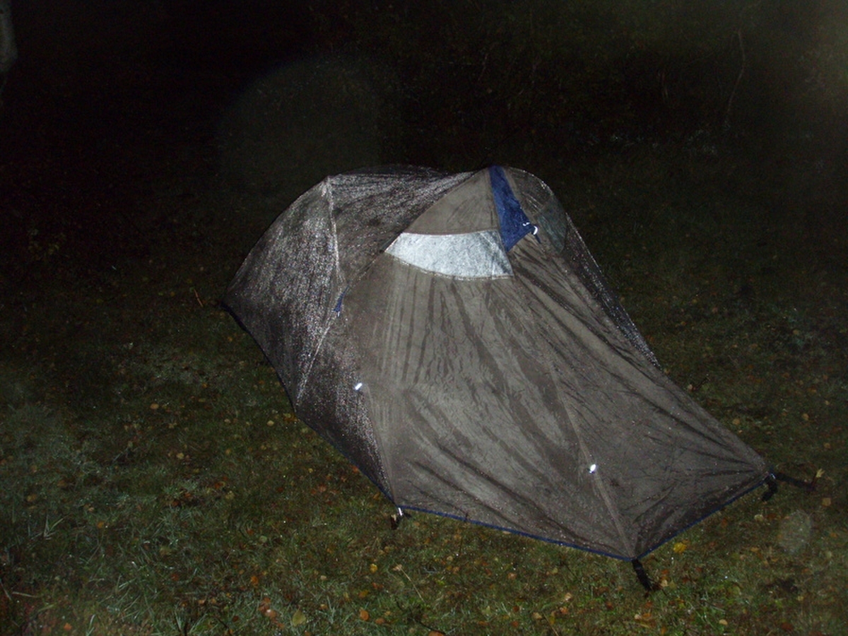 I løpet av kvelden kom det sludd og regn som senere frøs på teltet